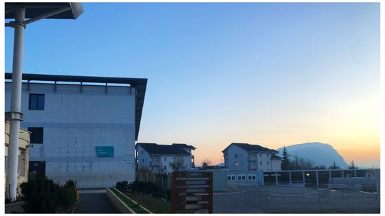 Coucher de soleil sur le collège Paul Langevin à Ville-La-Grand (Haute-Savoie) ©Radio France - Pauline Chanu