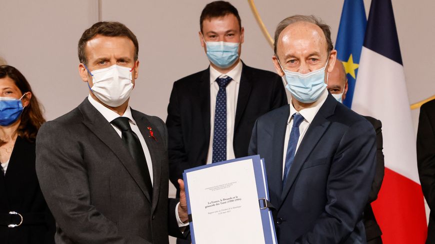 Après deux ans de travail, l'historien Vincent Duclert remet le rapport de la Commission Rwanda à Emmanuel Macron.
