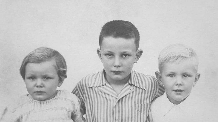 De gauche à droite : Axel Kahn et ses frères Olivier et Jean-François, vers 1947 au Petit-Pressigny