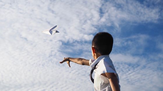l'avion en papier, le moyen de transport aérien le plus écologique ? ©Getty - Chachawal Prapai / EyeEm