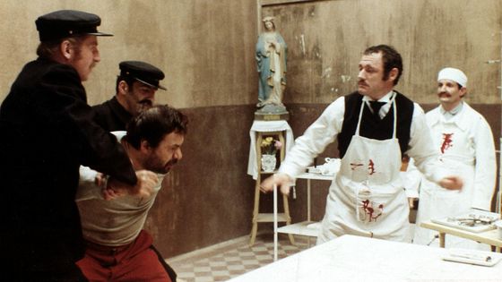 Dans Le Juge et l'Assassin (1976) de Bertrand Tavernier, Michel Galabru (César du meilleur acteur) incarne la folie meurtrière d'un vagabond inspiré par la figure de Vacher. ©Getty - FilmPublicityArchive/United Archives