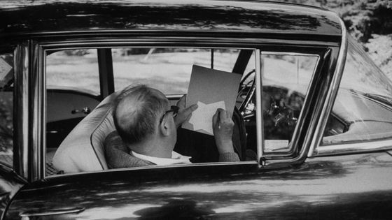 L'auteur Vladimir Nabokov, écrivant des lettres dans sa voiture (1958). ©Getty - Carl Mydans