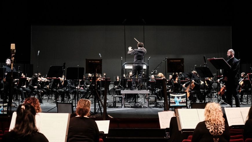 Zad Moultaka, Hémon – livret de Paul Audi : (g) Raffaele Pe (Hémon), (d) Geoffroy Buffière (Hyllos), le Choeur de l'Opéra national du Rhin et l'Orchestre Philharmonique de Strasbourg, dir Bassem Akiki