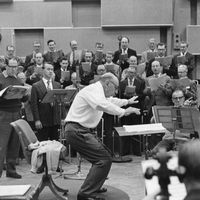 Igor Stravinsky dirige le BBC Symphony Orchestra dans son opéra-oratorio "Œdipus rex"