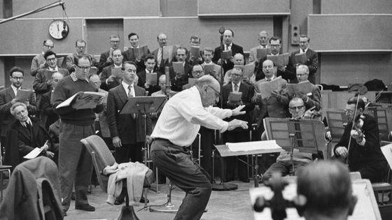 Igor Stravinsky dirige le BBC Symphony Orchestra dans son opéra-oratorio "Œdipus rex" ©Getty - Erich Auerbach