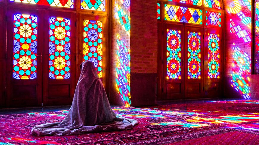 Femme priant dans une mosquée