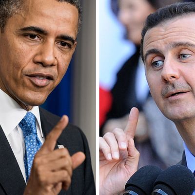 Combinaison de 2 photos : Barack Obama (à gauche) le 31/08/ 2013 à Washington, annonçant la décision de ne pas ordonner les frappes contre le régime syrien. et Bachar al-Assad le 9/12/10 à Paris.