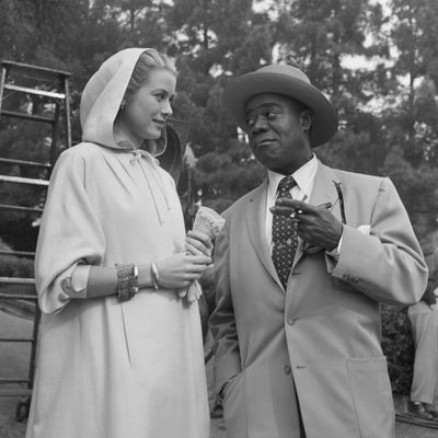 Louis Armstrong et Grace Kelly en conversation à Hollywood en 1956