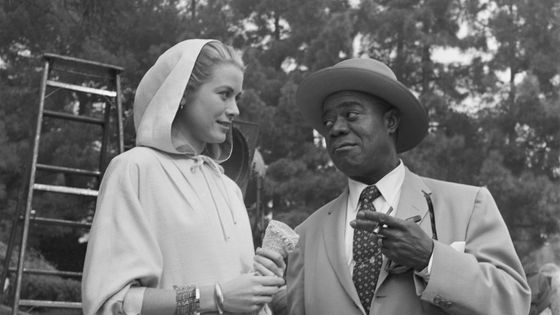 Louis Armstrong et Grace Kelly en conversation à Hollywood en 1956 ©Getty