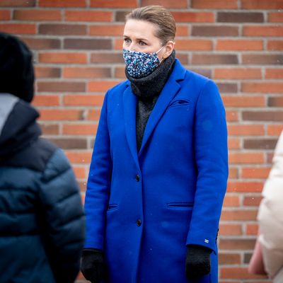 La Première ministre Mette Frederiksen accueille les élèves de l'école Allerslev Skole à Lejre, sur l'île de Sealand, au Danemark, le 8 février 2021.