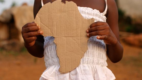 Au Libéria, une petite fille tient un carton découpé à la forme de l'Afrique ©Getty - MissHibiscus