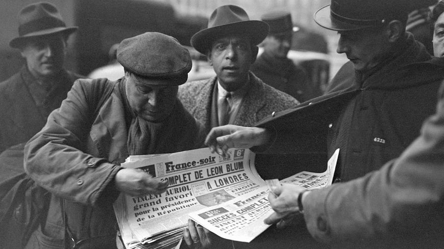 Un vendeur ambulant distribue la première édition quotidienne de France Soir le 15 janvier 1947 à Paris. Dans les années 50, le journal tirait à plus d'un million d'exemplaires avec parfois jusqu'à sept éditions par jour.