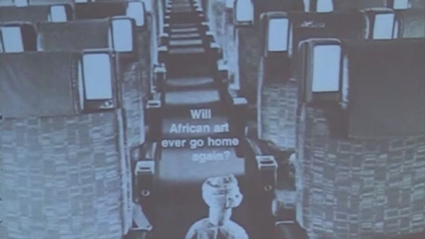 Couverture de la revue américaine, "Africa Report", début 1974 : Bénédicte Savoy commente la mise en scène d'une petite figurine africaine prenant l'avion et la question posée en Une : "L'art africain retournera-t-il jamais chez lui?"