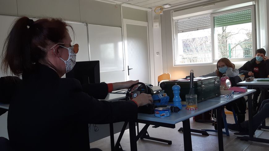 Un instant de théâtre pour les collégiens de Oucques La Nouvelle