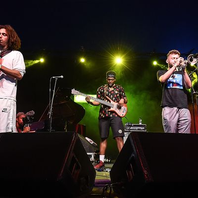 Joe Armon Jones, James Mollison, TJ Koleoso, Dylan Jones et Femi Koleoso d'Ezra Collective à Brighton en 2018 (Tabatha Fireman)