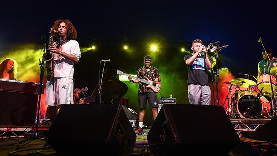 Joe Armon Jones, James Mollison, TJ Koleoso, Dylan Jones et Femi Koleoso d'Ezra Collective à Brighton en 2018 (Tabatha Fireman) ©Getty