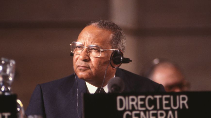 Amadou-Mahtar M'Bow, directeur général de l'UNESCO lors d'une réunion à Paris le 20 octobre 1987