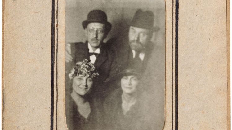 Misia et José Maria Sert avec Igor Stravinsky et Gabrielle Chanel à la Foire de Paris, 1920