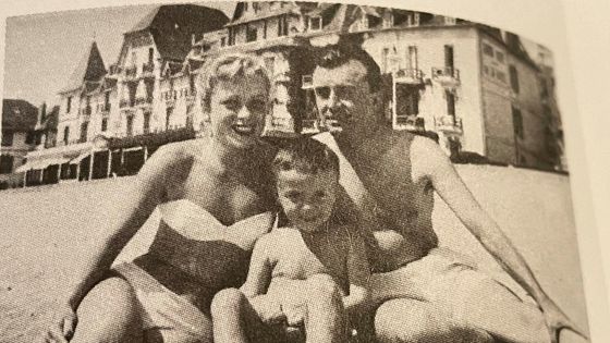 Jean-Michel Ribes et ses parents à la Baule, été 1952. - Archives privées Jean-Michel Ribes