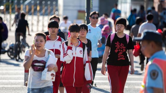 Pression scolaire, hyper compétitivité, course à la réussite individuelle effrénée : les Millennials chinois vont-ils finir par se rebeller contre le modèle de société que leur impose l'idéologie du régime? ©Getty - Zhang Peng/LightRocket