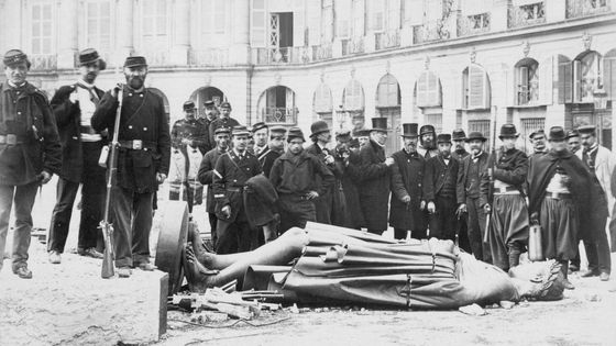 Déboulonnage de la statue de Napoléon Ier lors de La Commune - Hulton Archive/Getty Images
