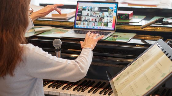 26 February 2021, Rhineland-Palatinate, Koblenz : Singing teacher Juliane Berg rehearses virtually with a choir via video conferencing software. ©Getty - Thomas Frey/picture alliance via Getty Images