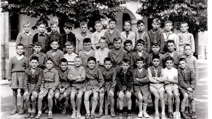 François Besse au premier rang, le huitième en partant de la gauche. Ecole primaire de Cagouillet, 1955