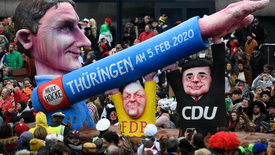 Char caricaturant Björn Höcke, leader AFD de Thuringe, au carnaval de Dusseldorf en 2020 ©AFP - Ina Fassbender