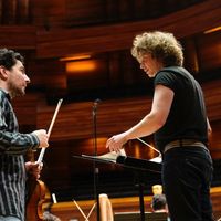 Auditorium de Radio France, mars 2021 : Sergey Khachatryan, violon & Le chef Santtu-Matias Rouvali (g. à d.)