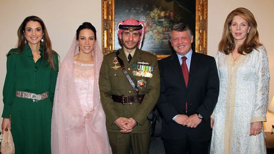 La famille royale de Jordanie en des temps plus heureux, en 2012 au mariage du prince Hamzah (en uniforme), ici à côté de son demi-frère, le roi Abdallah. A droite, la Reine Noor, veuve de leur père, le roi Hussein, et mère du prince Hamzah. ©AFP - YOUSEF ALLAN / PETRA / AFP