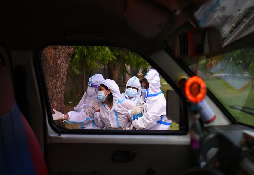 Les proches d'une victime du Covid 19 lors de leurs derniers rites à la crémation de Sarai Kale Khan, le 26 avril 2021 à New Delhi, en Inde.