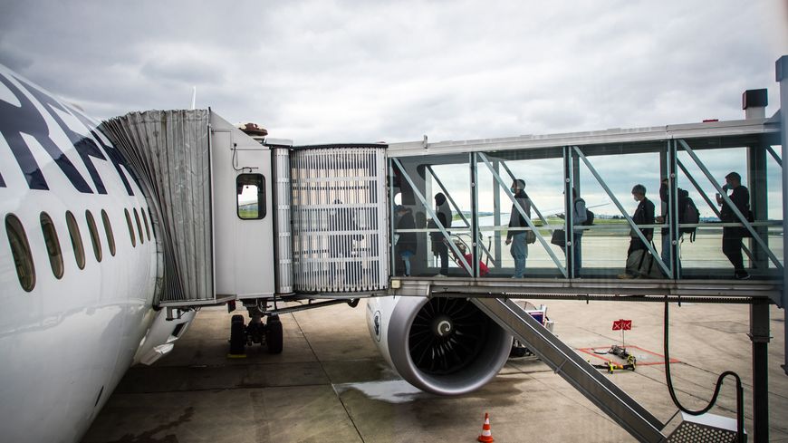 Des passagers embarquent dans un avion de la compagnie Air France à l'aéroport de Roissy, le 11 avril 2021
