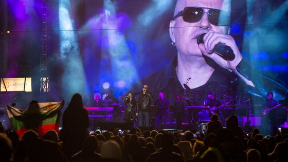 Le chanteur Slavi Trifonov donne un concert dans le cadre de sa campagne pour un referendum populaire en Bulgarie, le 29 octobre 2016 à Sofia. ©AFP - Nikolay DOYCHINOV