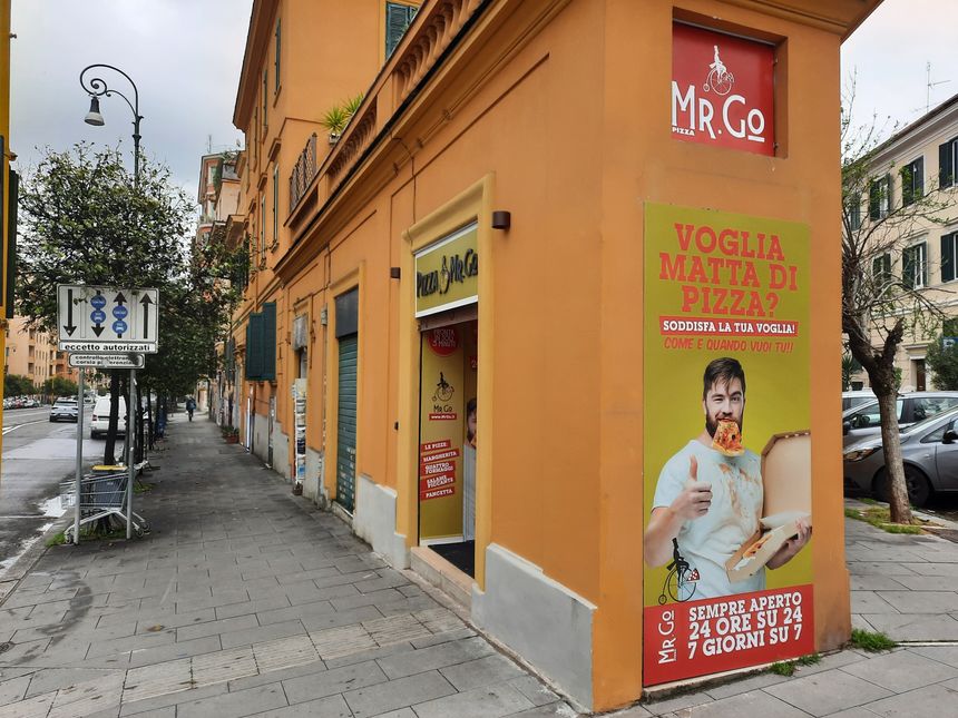 Le distributeur automatique est installé en pleine rue à proximité d'un quartier étudiant de Rome et de l'université La Sapienza