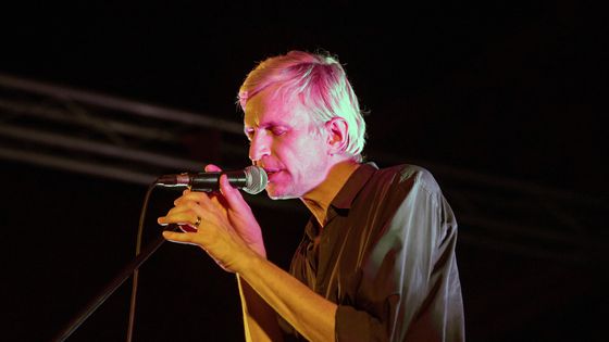 L’auteur-compositeur-interprète Jay-Jay Johanson en concert pendant le festival de musique Sons de Nit, à Sant Bonaventura Claustre à Llucmajor, île de Minorque, Espagne, fin 21 août 2020 (publié le 22 août 2020). ©Maxppp - David Arquimbau Sintes / EPA / Newscom