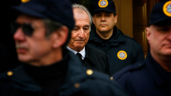 Bernard Madoff quitte la cour de justice de New-York où il vient de plaider coupable - 2009. ©Getty - Orjan F. Ellingvag/Dagens Naringsliv/Corbis