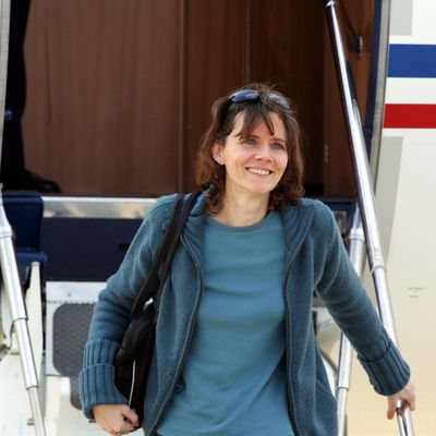 Aéroport de Villacoublay (Yvelines) le 12 juin 2005, Florence Aubenas pose enfin le pied sur le sol français. Séquestrés pendant 157 jours en Irak, Florence Aubenas et son guide irakien, Hussein Hanoun al-Saadi ont été libérés le 11 juin 2005