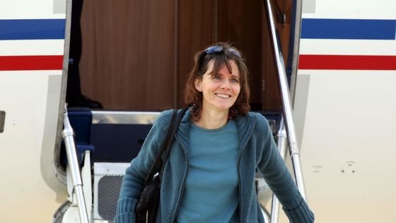 Aéroport de Villacoublay (Yvelines) le 12 juin 2005, Florence Aubenas pose enfin le pied sur le sol français. Séquestrés pendant 157 jours en Irak, Florence Aubenas et son guide irakien, Hussein Hanoun al-Saadi ont été libérés le 11 juin 2005 ©Getty - Iewig christian/Corbis
