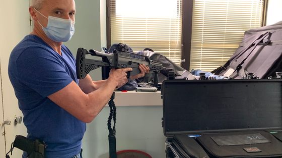 Tony, le « chef BAC », vérifiant le fusil d’assaut qui sera emporté dans le coffre d’une des voitures banalisées, en patrouille ©Radio France - Sophie Parmentier