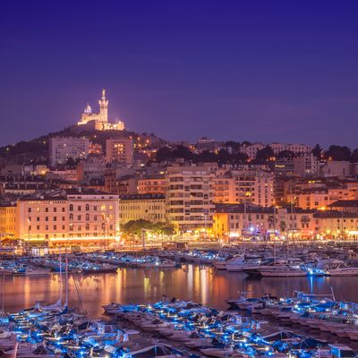 Le vieux port de Marseille avec Notre Dame de la Garde en arrière-plan.