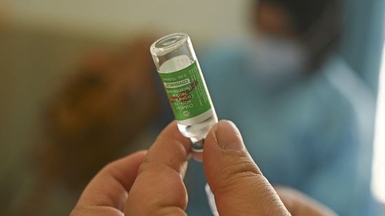 Un agent médical prépare une dose de Covishield, le vaccin contre le coronavirus Covid-19 d'AstraZeneca-Oxford, dans un centre de vaccination en Inde. ©AFP - TAUSEEF MUSTAFA