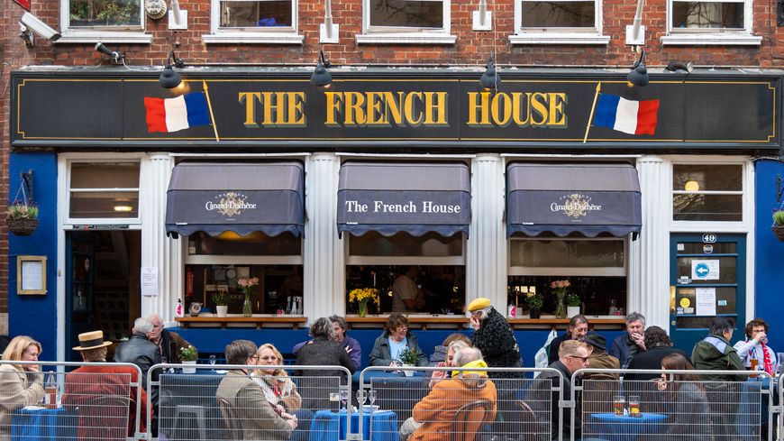 À Londres, les pubs ont rouvert : "On grelotte mais on se régale, cette liberté nous a tant manqués, cette convivialité, ce sentiment de partage", raconte notre correspondant.