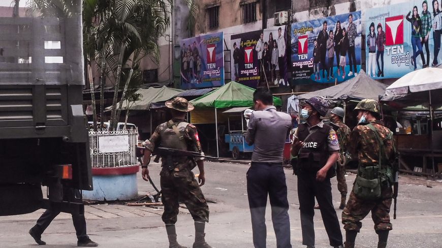 Les forces de sécurité birmanes dans une rue de Rangoon, le 3 avril