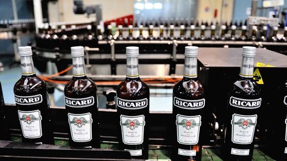 Bouteilles Pernod Ricard dans une usine du nord de la France ©AFP - PHILIPPE HUGUEN
