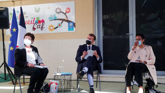 Emmanuel Macron à la CAF de La Mosson ©AFP - GUILLAUME HORCAJUELO