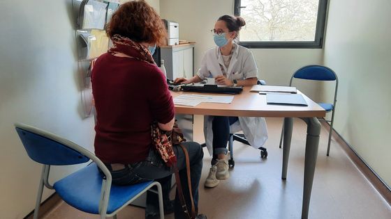 Au CHU de Nantes, le Dr Bénédicte Houlet reçoit une candidate au don pour un premier rendez-vous ©Radio France - Hélène Chevallier
