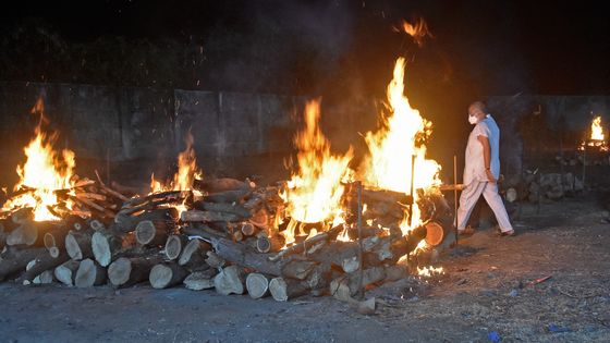 Les crémations, comme ici à Surat, se multiplient en Inde pour faire face au nombre de décès provoqués par l'épidémie ©AFP - AFP