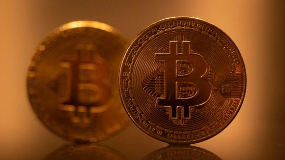 Les Bitcoins (qui ne sont pas du tout des pièces de monnaie) seront peut-être bientôt pris en charge par des cartes bancaires ©AFP - Nicolas Economou / NurPhoto