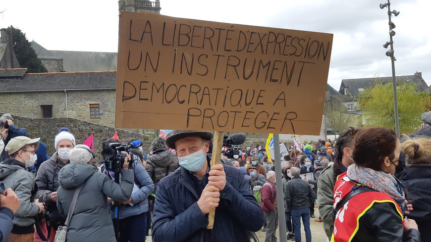 Le 6 avril 2021, à Rostrenen (Côtes d'Armor) : manifestation de soutien à la journaliste Morgan Large, victime d'attaques personnelles depuis qu'elle enquête sur les pratiques de l'agriculture intensive en Bretagne.