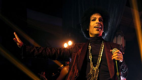 L’auteur-compositeur-interprète, multi-instrumentiste et producteur Prince sur scène au Hollywood Palladium le 8 mars 2014 à Los Angeles, Californie. ©Getty - Kevin Mazur / WireImage pour NPG Records 2013